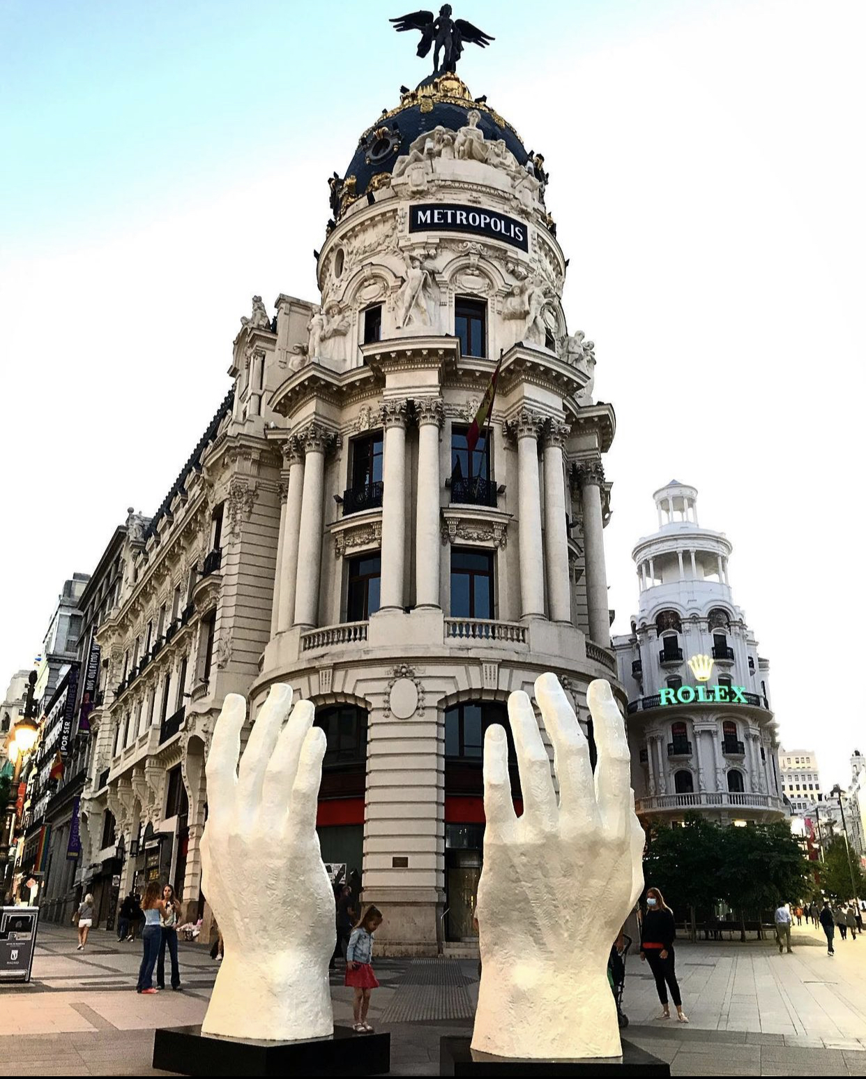 “Hands”, 2021 Escultura en fibra de vidrio. Artista: Zurab Tsereteli. Vendida.